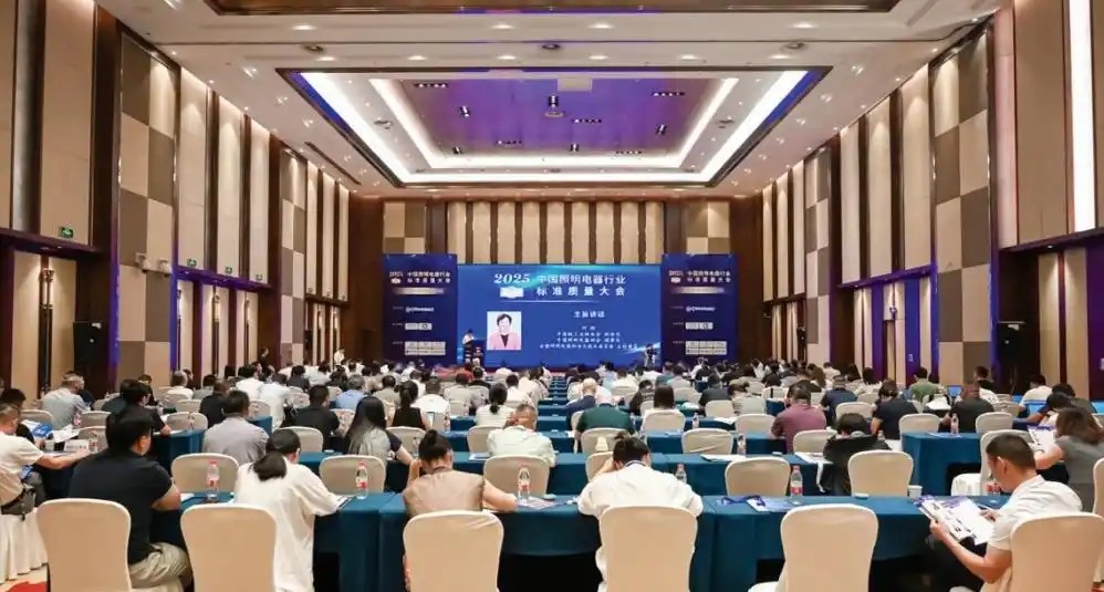 အဆင့်အတန်းမီသော အရည်အသွေးဖြင့် မီးအလင်းရောင်လုပ်ငန်းကို ဦးဆောင်နေပါသည်။